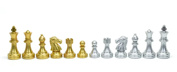 黄金と銀のチェスの駒は白い背景に隔離された行の中に立つ クリッピングパス ロイヤリティフリーのストック画像