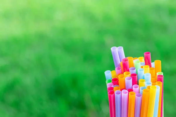 Meerdere Kleuren Drinken Rietjes Een Groene Gras Achtergrond Detail Vervagen — Stockfoto