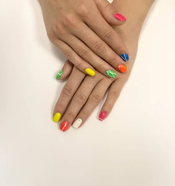 Manicure multicolorido no fundo branco — Fotografia de Stock