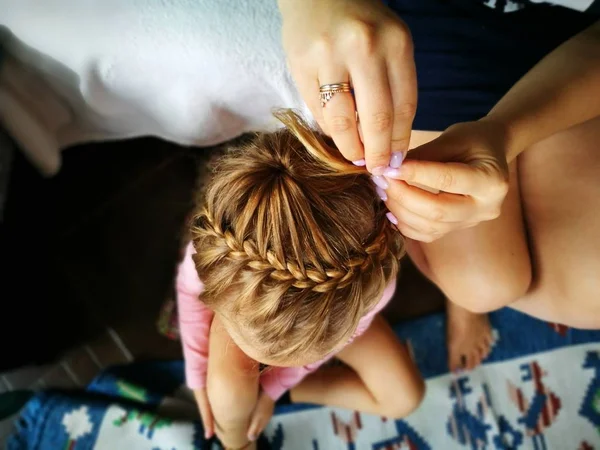 Cabelo trançado em uma trança — Fotografia de Stock