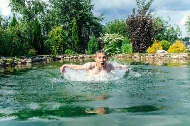 Çocuk woter tne yaz aylarında atlar.