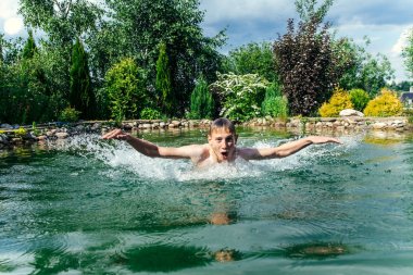 Çocuk woter tne yaz aylarında atlar.