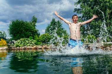 Çocuk woter tne yaz aylarında atlar.