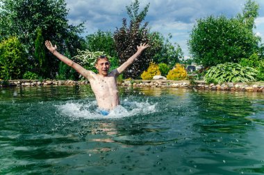 Çocuk woter tne yaz aylarında atlar.