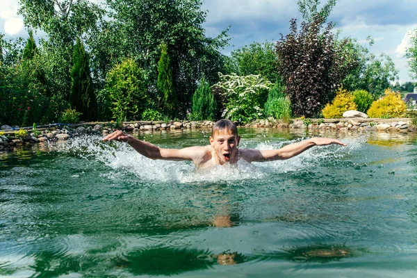 Çocuk woter tne yaz aylarında atlar.