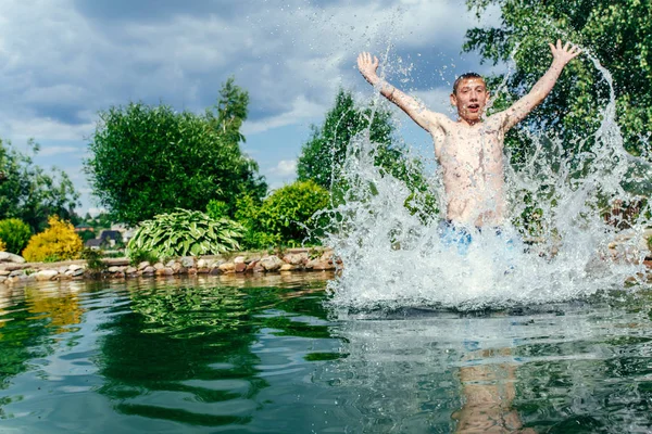 Tne 夏、ウィンドに少年のジャンプします。 — ストック写真