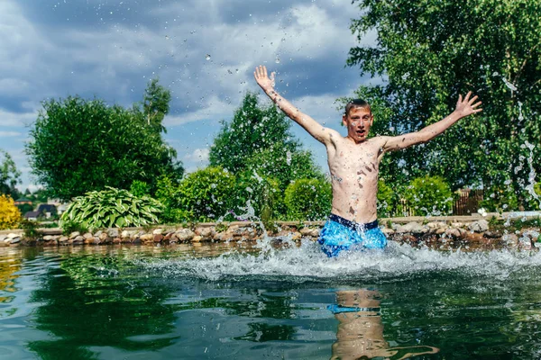 Çocuk woter tne yaz aylarında atlar.