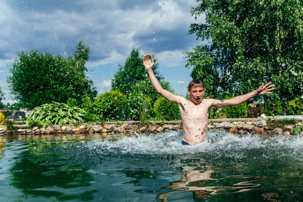 Çocuk woter tne yaz aylarında atlar.