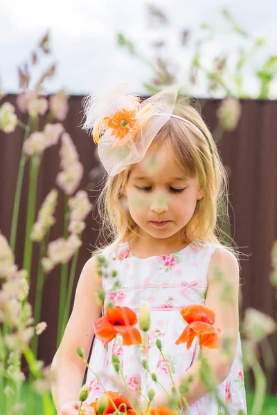 Lycklig Liten Flicka Casual Kläder Spelar Med Blommor — Stockfoto