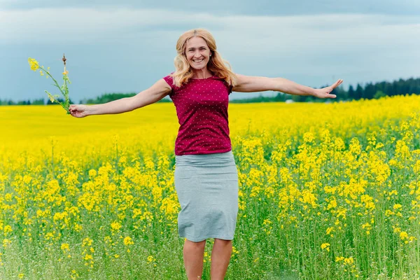 Happy Blonde Woman Posing Yellow Field Background — Stock Photo, Image