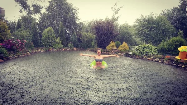 女孩在水中游泳在雨中 — 图库照片