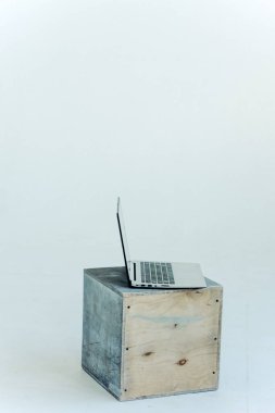 Gri bir arka plan gri laptop.