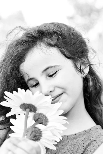 Menina na natureza e bela flor de cabelo — Fotografia de Stock