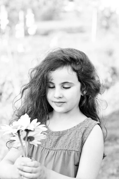 Mädchen über die Natur und schöne Haarblume — Stockfoto