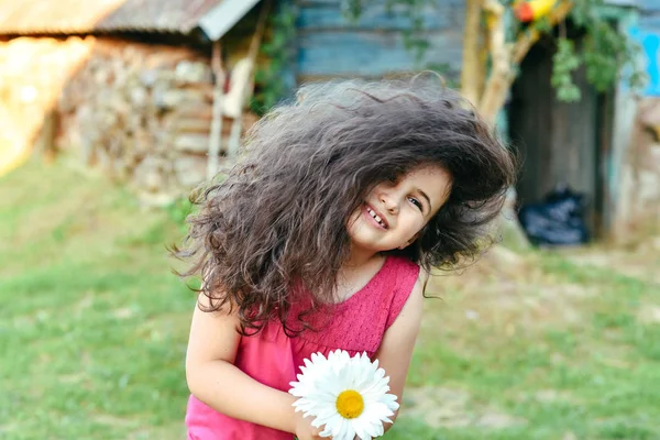 Dziewczyna na natury i piękne włosy kwiat — Zdjęcie stockowe
