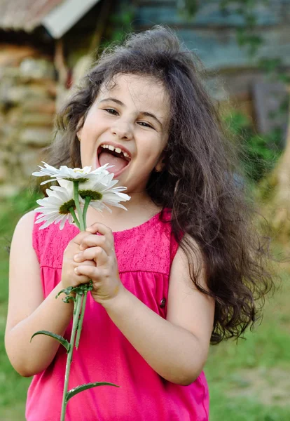 Mädchen über die Natur und schöne Haarblume — Stockfoto