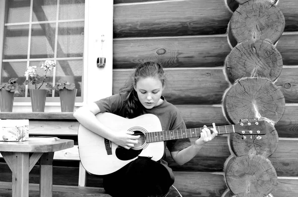 Ragazza che suona la chitarra — Foto Stock