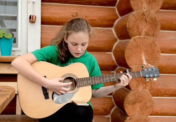 A lány gitározik — Stock Fotó