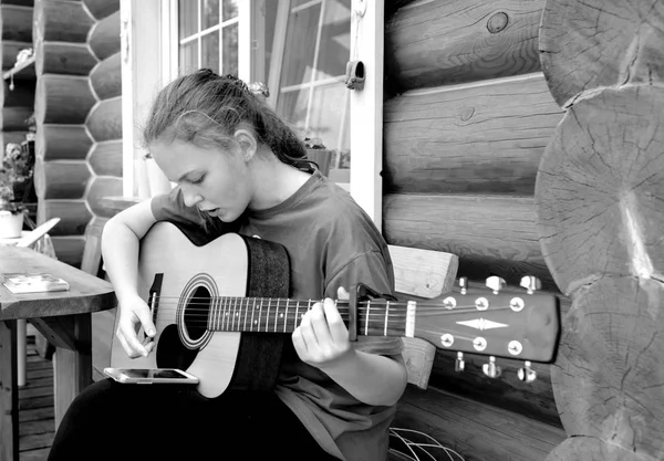 Dziewczyna grająca na gitarze — Zdjęcie stockowe