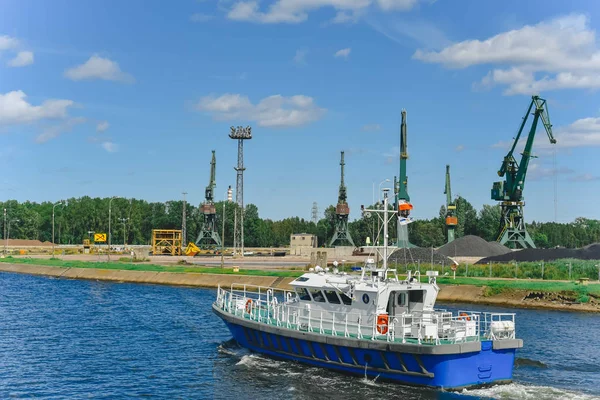 gemi yelken Nehri üzerinde