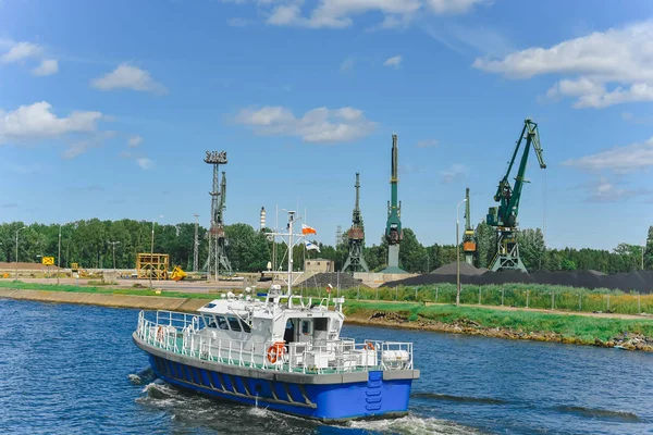 gemi yelken Nehri üzerinde