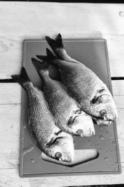 çanak üzerinde balık