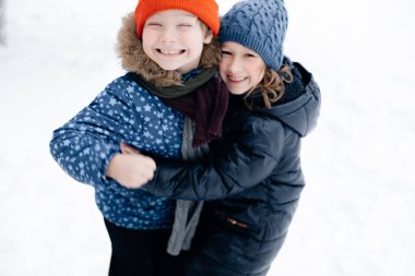 Kışın erkek ve kız. Çocuklar ve karlı hava. Kış masalı. Kış konsepti.