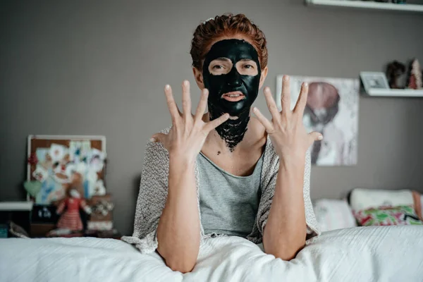 Fekete Maszkos Lány Bőrápolás Kozmetológia — Stock Fotó