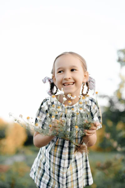 Bedårande Flicka Med Blommor Utomhus — Stockfoto