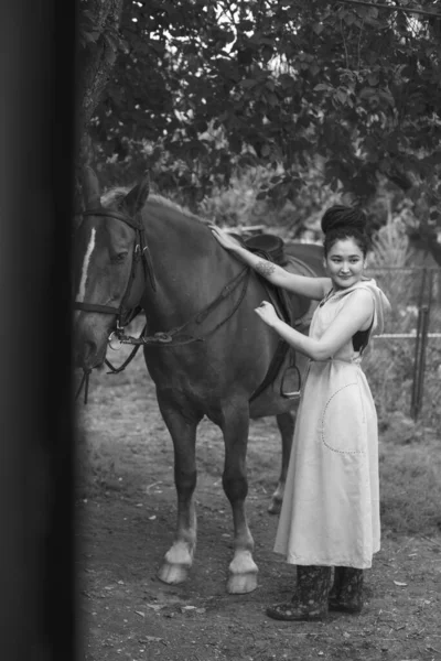 Retrato Una Joven Hermosa Mujer Caminando Con Caballo Aire Libre —  Fotos de Stock