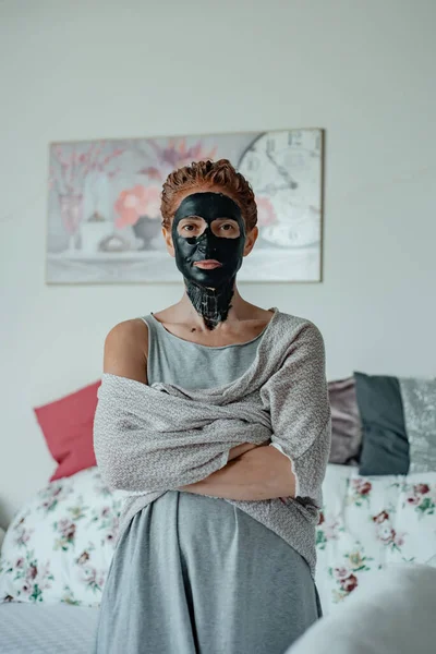 Meisje Met Een Zwart Masker Huidverzorging Cosmetologie — Stockfoto