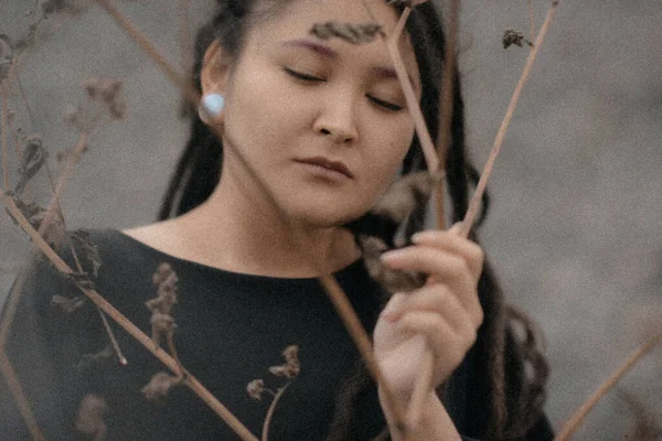 Kuru Kahverengi Bitkisi Olan Güzel Asyalı Kadın — Stok fotoğraf