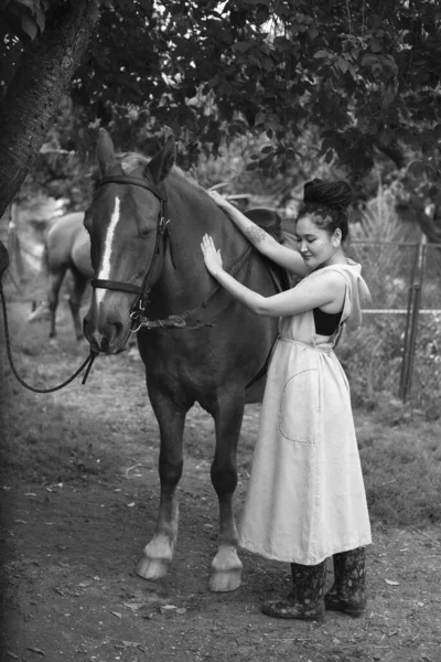 Retrato Una Joven Hermosa Mujer Caminando Con Caballo Aire Libre —  Fotos de Stock