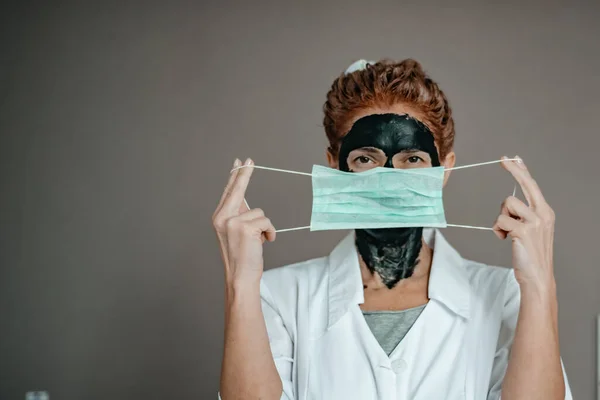 Woman Holding Medical Mask White Coat — Stock fotografie