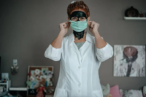 Vrouw Met Medisch Masker Witte Jas — Stockfoto