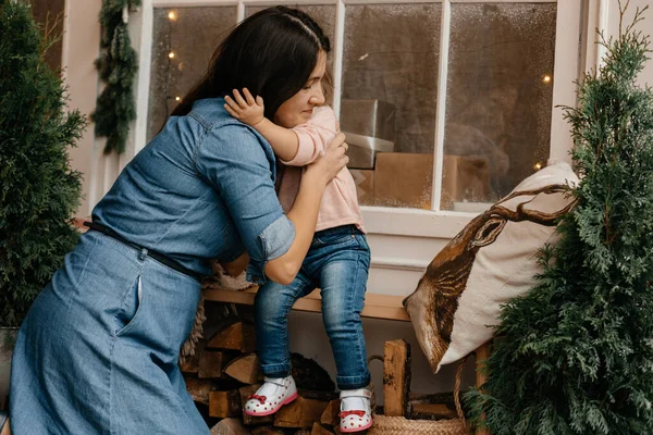 Mooi Klein Meisje Met Moeder Thuis Tijdens Kerstmis — Stockfoto