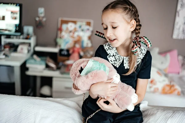 Niña Sosteniendo Juguete Máscara Médica Protegido Del Virus Corona —  Fotos de Stock