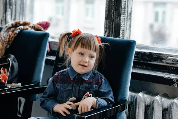 Маленькая Эмоциональная Девочка Ребенка Синдром Дауна Дети Инвалиды — стоковое фото