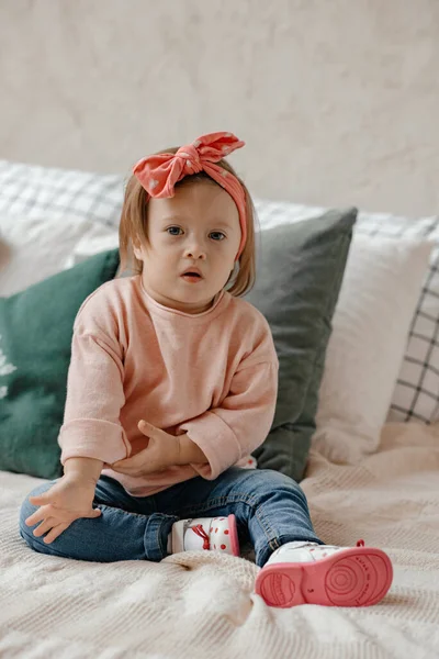 Schönes Kleines Mädchen Auf Dem Bett — Stockfoto