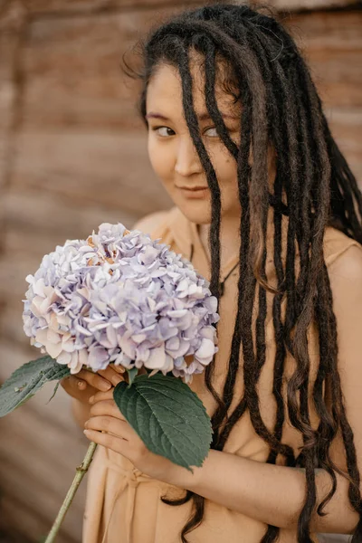 Junge Schöne Frau Kleid Posiert Mit Blumenstrauß — Stockfoto