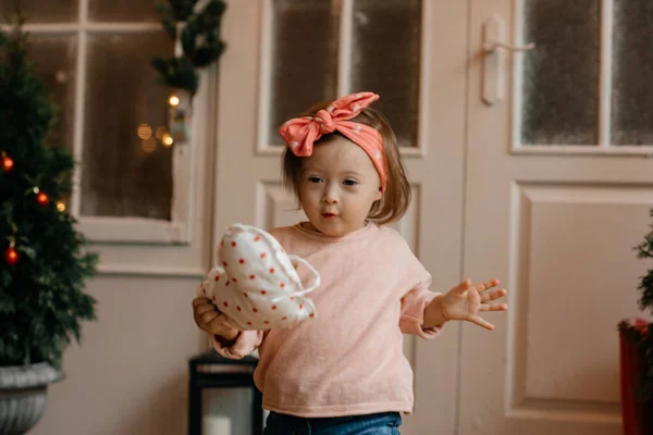 Hermosa Niña Casa Durante Navidad —  Fotos de Stock