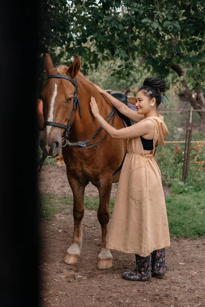 Retrato Una Joven Hermosa Mujer Caminando Con Caballo Aire Libre —  Fotos de Stock