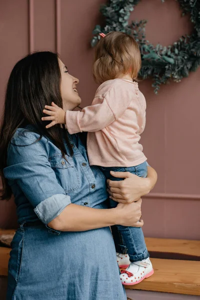 Bella Bambina Con Madre Casa Durante Natale — Foto Stock