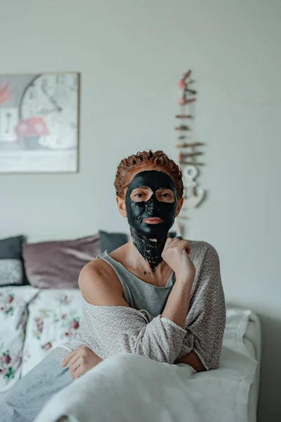 Meisje Met Een Zwart Masker Huidverzorging Cosmetologie — Stockfoto