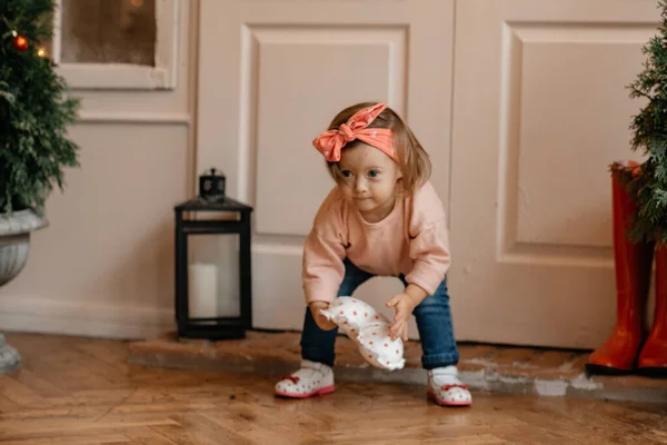 Hermosa Niña Casa Durante Navidad —  Fotos de Stock