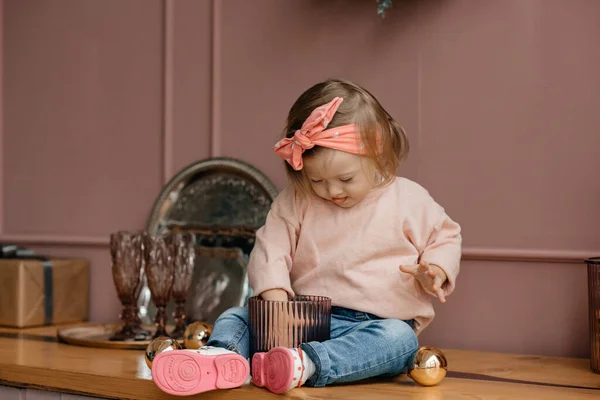 Красива Маленька Дівчинка Вдома — стокове фото