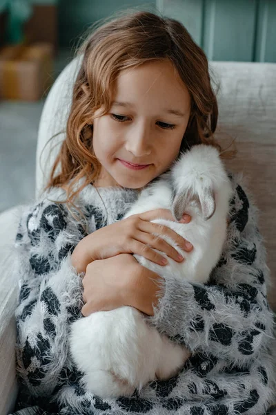 Маленька Дівчинка Білим Кроликом Різдво Вдома — стокове фото