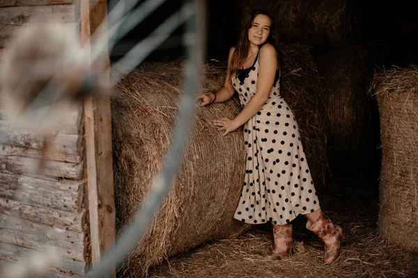 穿着农场装扮的快乐女人的画像 — 图库照片