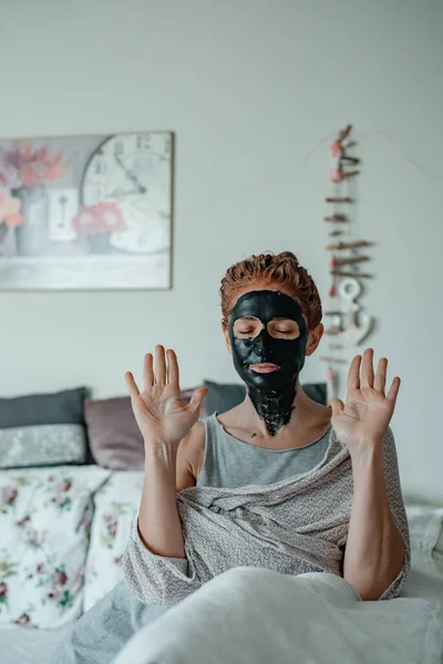 Meisje Met Een Zwart Masker Huidverzorging Cosmetologie — Stockfoto