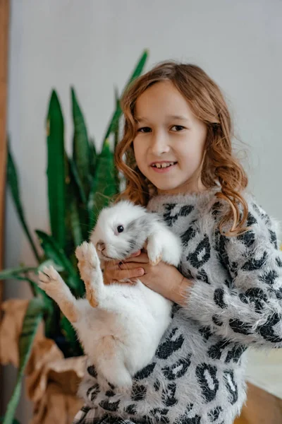 Девочка Белым Кроликом Рождество Дома — стоковое фото